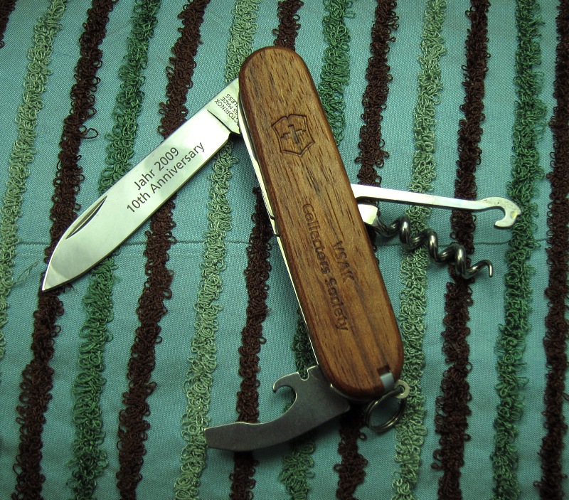 The VSAKCS 2009 annual club knife, with the wooden scales this knife does not contain the ballpoint-pen or straight-pin.