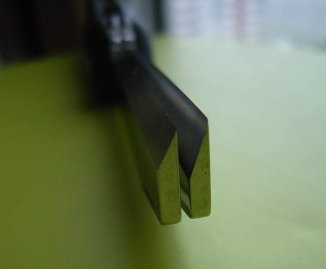 The two different blade grinds